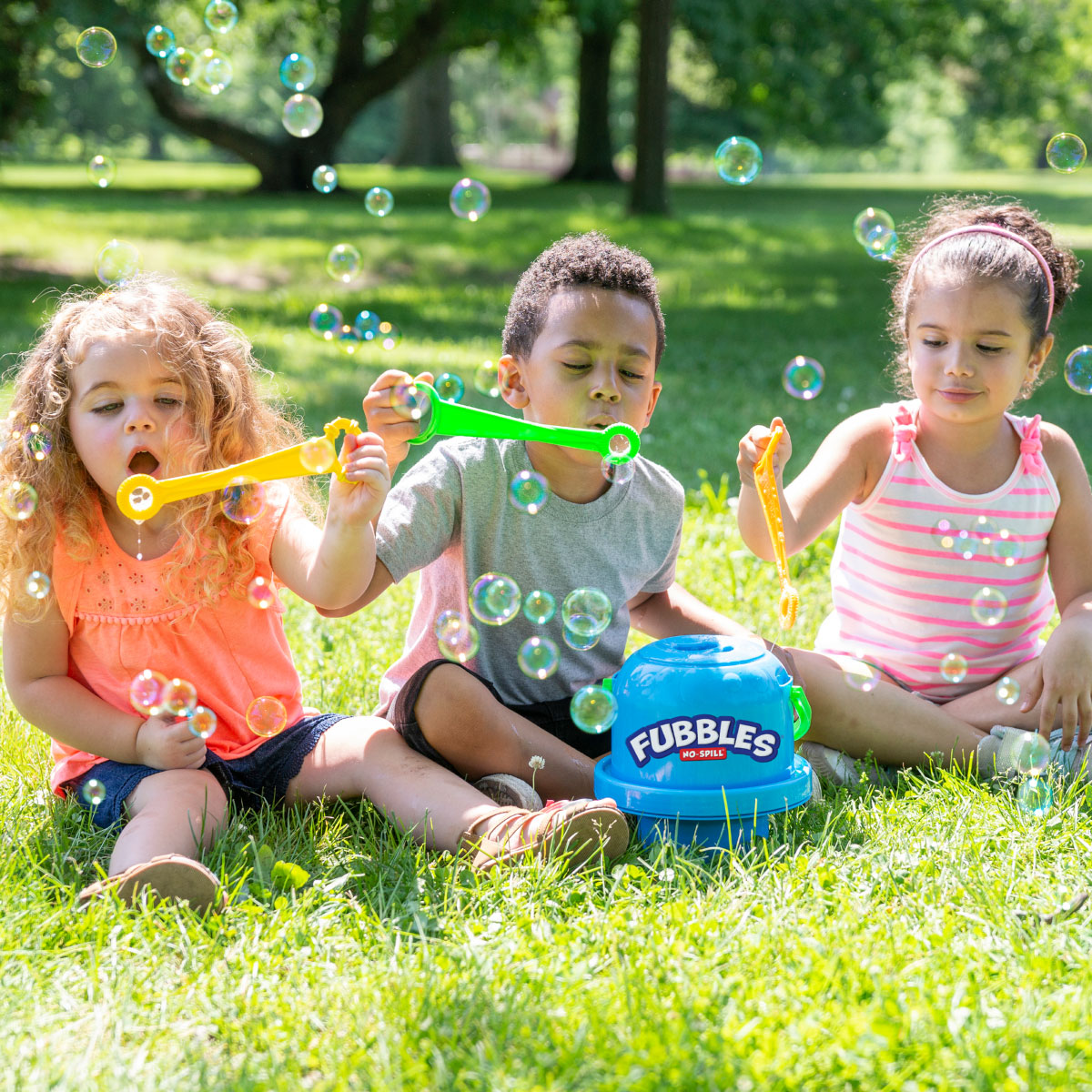 http://shop.happyupinc.com/cdn/shop/products/lk-fubbles-big-bubble-bucket-kids.jpg?v=1612020872