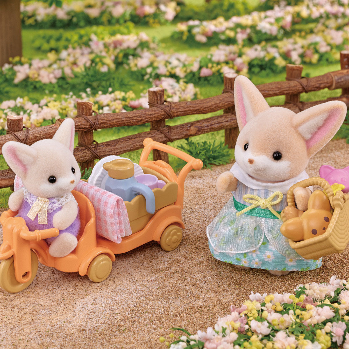 Calico Critters Sunny Picnic Set with Fennec Fox Sister & Baby